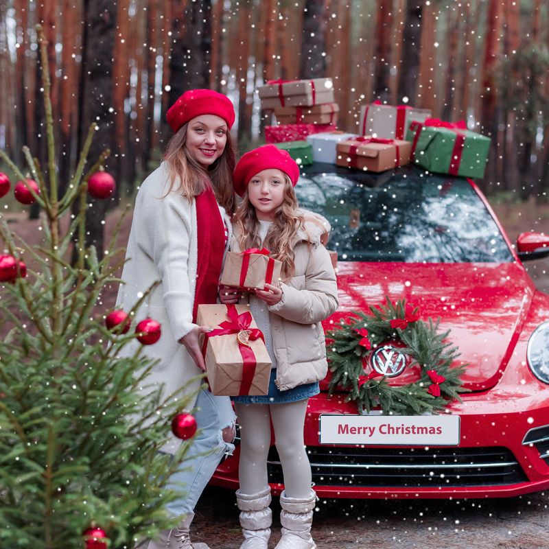 Новорічний з червоною машинкою